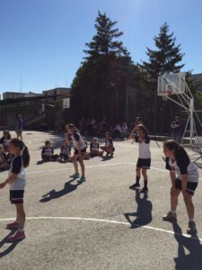 niñs jugando al baloncesto en el patio del colegio santo angel