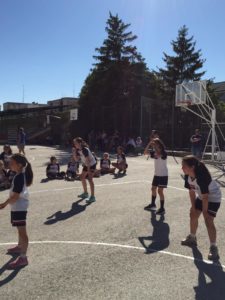 niñs jugando al baloncesto en el patio del colegio santo angel 