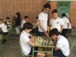 niños jugando al ajedrez en el colegio santo angel moratalaz