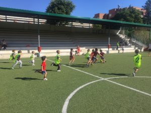niños jugando al futbol en el campo del colegio Santo Ángel