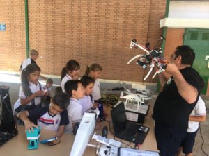 niños colegio santo angel en clase de robotica