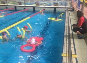 niños en el colegio Santo Ángel en una clase de natación