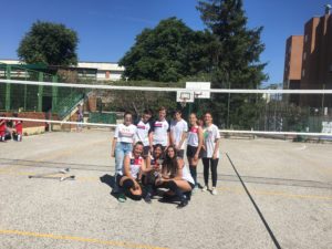 equipo de voleibol del colegio Santo Ángel posando en una foto de equipo en una pista de voleibol 