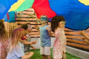 imagen de un grupo de niños haciendo juegos en un campamento de verano en inglés