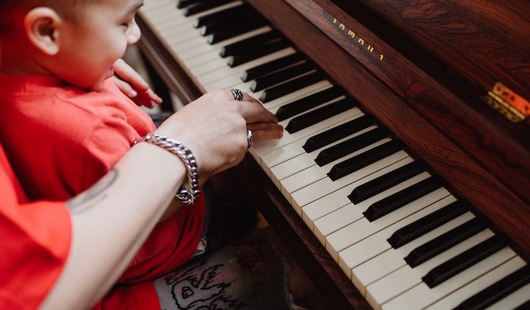 ¿Por qué deberías llevar a tu hijo a un colegio con piano?