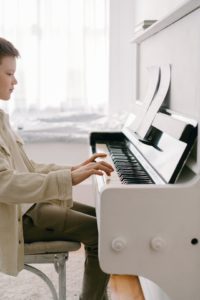 imagen de un niño aprendiendo a tocar el piano en el colegio 