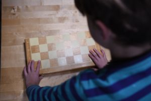 imagen de un niño colocando un tablero de ajedrez en la era digital