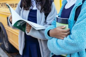 imagen de dos niños en el transporte escolar esperando el autocar